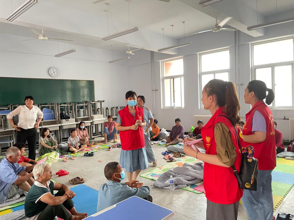 一群人站在桌子边描述已自动生成 一群人站在桌子边描述已自动生成