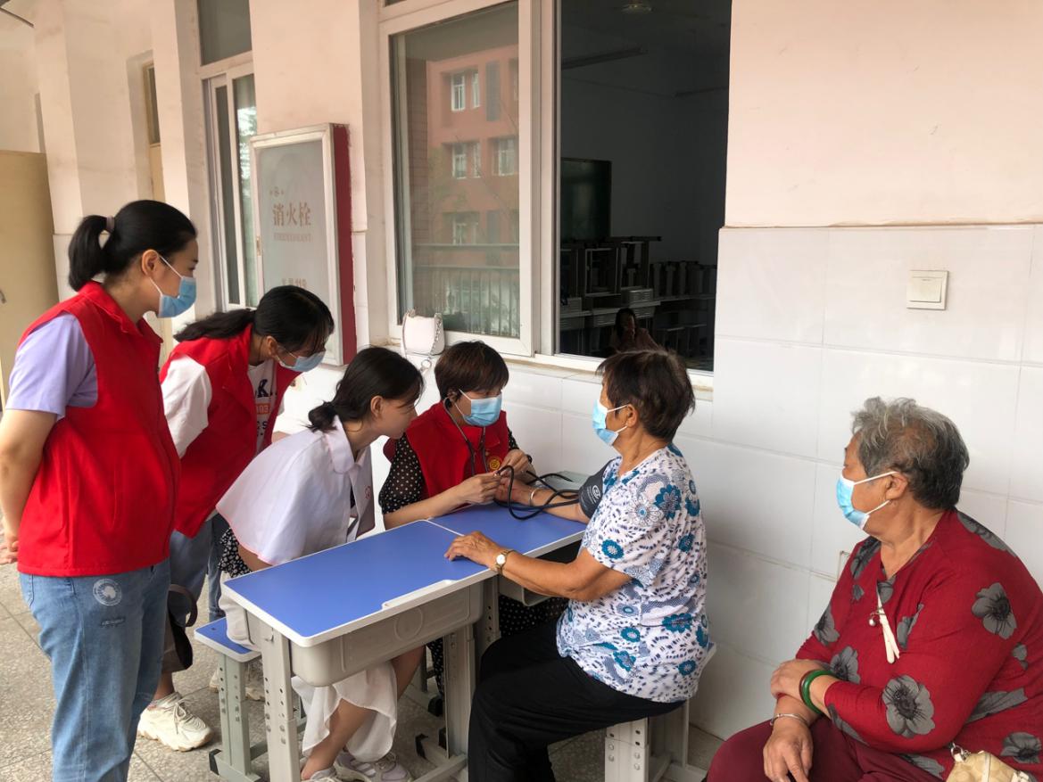 一群人在交谈描述已自动生成 一群人在交谈描述已自动生成